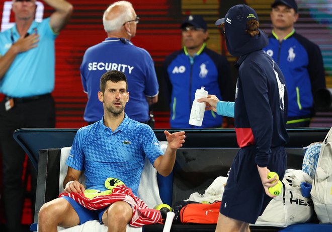 Novak Đoković med finalnim obračunom v Melbournu z Grkom Stefanosom Cicipasom. FOTO: Hannah Mckay/Reuters
