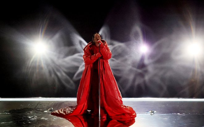 Rihanna je na stadionu v Gledaleu v Arizoni poskrbela za spektakularen nastop in brez besed sporočila, da bo kmalu v drugo mama. FOTO: Brendan Mcdermid/Reuters
