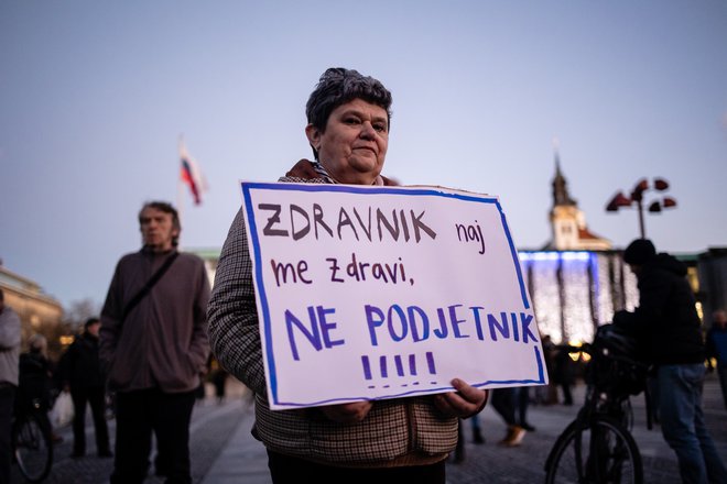 Protestniki so se izrazili proti zasebnemu zdravstvu in dvoživkam.&nbsp;FOTO: Črt Piksi/Delo
