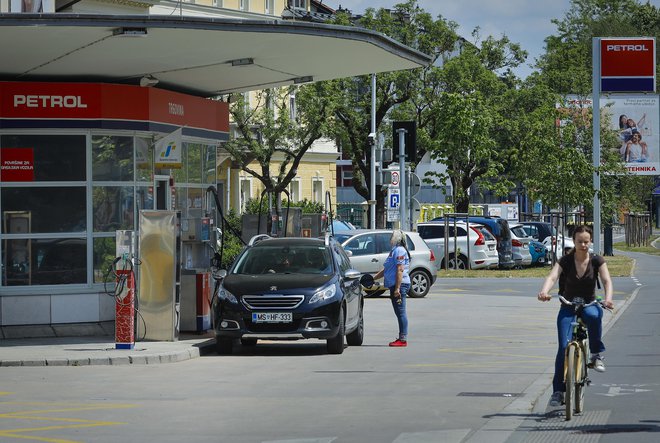 Cena dizla se bo znižala, cena bencina ostaja enaka.&nbsp;FOTO:&nbsp;Jože Suhadolnik/Delo
