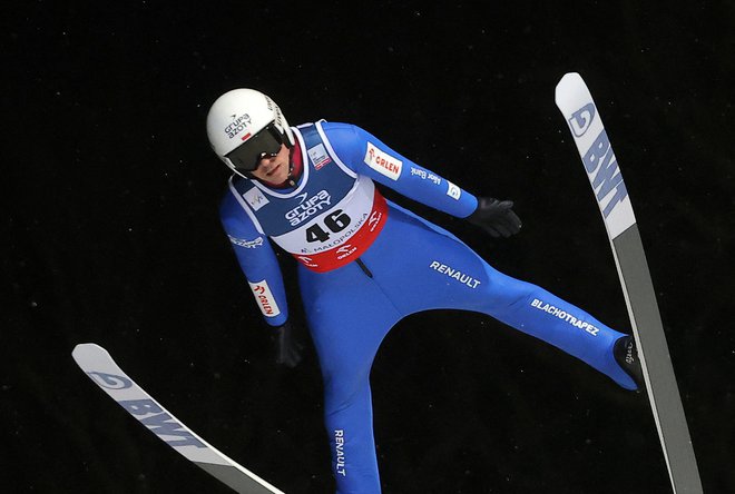 Mnogi se čudijo, kako uspe poljskemu skakalnemu zvezdniku Piotru Žyli priti s svojim tekmovalnim dresom uspešno skozi kontrolo opreme. FOTO:&nbsp;Marek Podmokly/Reuters
