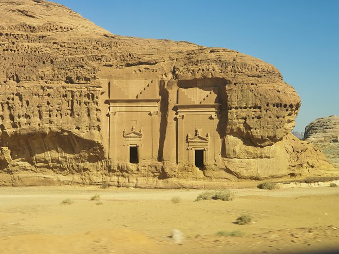 Madain Saleh, kraj, ki ga primerjajo z veliko bolj razvpito, svetovno znano Petro v sosednji Jordaniji. FOTO: Marijana Kolenko
