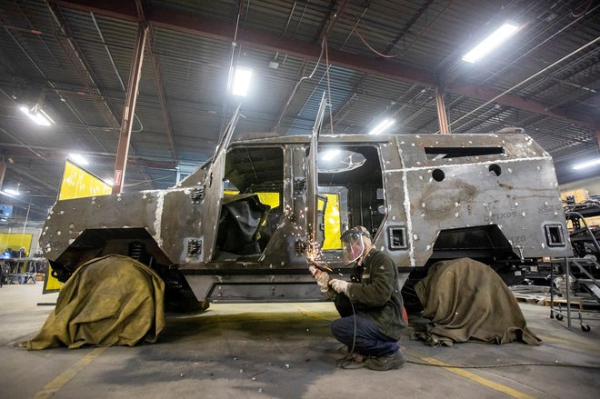 V Natu spodbujajo države članice k povečanju proizvodnje v oborožitveni industriji, ne le z delom v več izmenah, temveč tudi z gradnjo novih tovarn. FOTO: Carlos Osorio/Reuters
