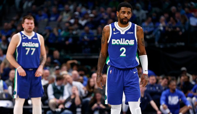 To je bila druga tekma, ki sta jo Irving in Dončić odigrala skupaj, in še druga, ki jo je Dallas izgubil. Irving se je teksaški ekipi pridružil pred tednom dni iz Brooklyn Nets.&nbsp;FOTO: AFP
