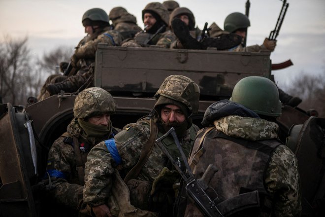 V Bahmutu so navzoče kombinirane ukrajinske enote, ki poskušajo preprečiti, da bi ruske sile zasedle mesto. FOTO: Yevhenii Zavhorodnii/Reuters
