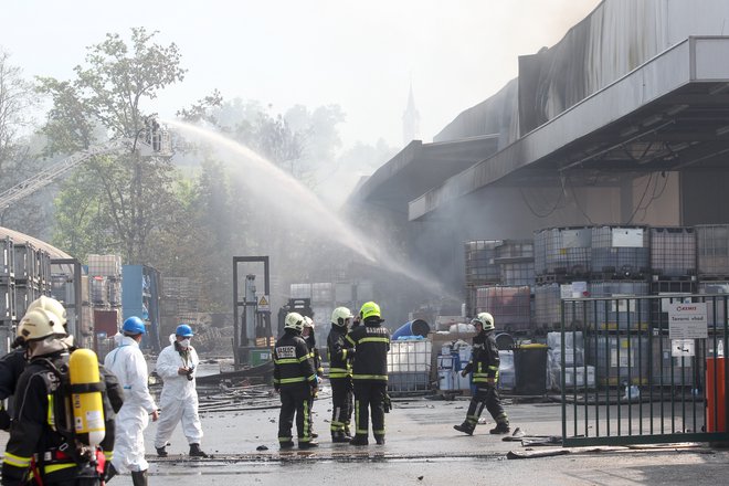 Zaradi požara v Kemisu pred skoraj šestimi leti je bila Vrhnika ovita v strupeni dim. FOTO: Marko Feist/Delo
