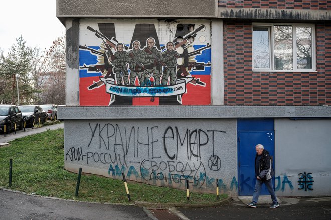 O naklonjenosti srbske družbe Putinovi agresiji poleg številnih anket pričajo tudi grafiti. Foto Marko Djurica/Reuters
