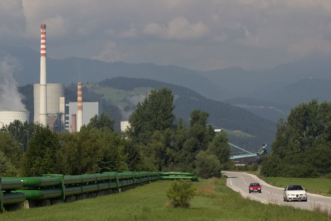 V velenjski komunali opozarjajo, da jim je Teš v zadnjih mesecih trikrat zvišal nakupno ceno toplotne energije, sami pa ne smejo dvigniti cen, čeprav bi ostali pod določeno najvišjo dovoljeno ceno. FOTO: Brane Piano
