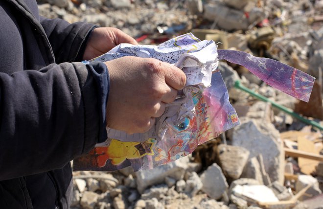 Mama je našla beležko hčerke v ruševinah v Siriji. FOTO: Yamam Al Shaar/Reuters
