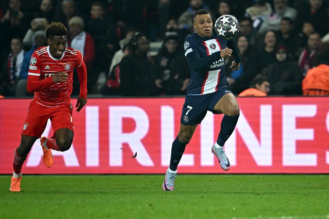 Francoz Kingsley Coman (levo) je popeljal Bayern v vodstvo, gol njegovega rojaka Kyliana Mbappeja (desno) za PSG ni obveljal. FOTO: Anne-Christine Poujoulat/AFP
