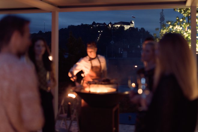 Kulinaričen večer pod bioklimatsko pergolo s pogledom na Ljubljanski grad. FOT: Iztok Medja
