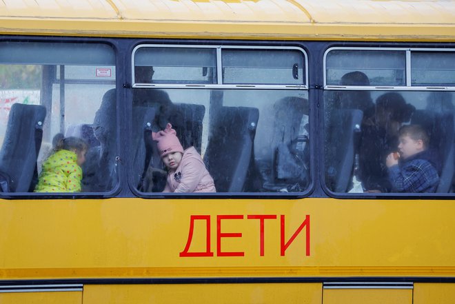 Iz Zaporožja, Harkova, Hersona, Donecka in Luganska je bilo veliko otrok odpeljanih s prvotno privolitvijo staršev, ki pa je bila pogosto zlorabljena. FOTO: Alexander Ermochenko/Reuters
