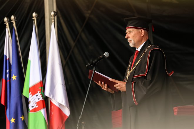 Rektor Univerze v Ljubljani Gregor Majdič je premiera Roberta Goloba opozoril na probleme, ki tarejo visoko šolstvo. FOTO: Črt Piksi
