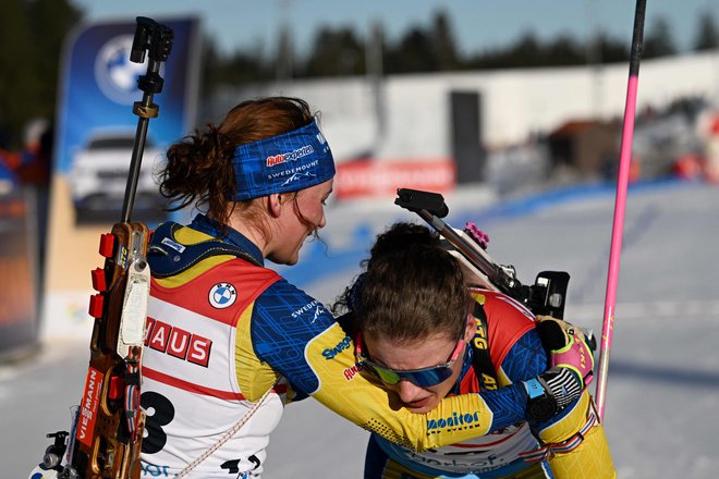 Hanna Öberg (desno)&nbsp;prejema čestitke rojakinje Linn Persson. FOTO:&nbsp;Christof Stache/AFP
