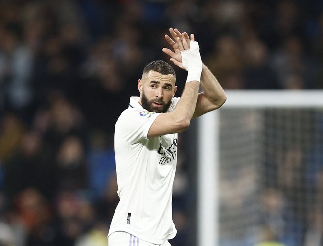 Karim Benzema pozdravlja navijače po menjavi na tekmi z Elchejem. FOTO: Juan Medina/Reuters
