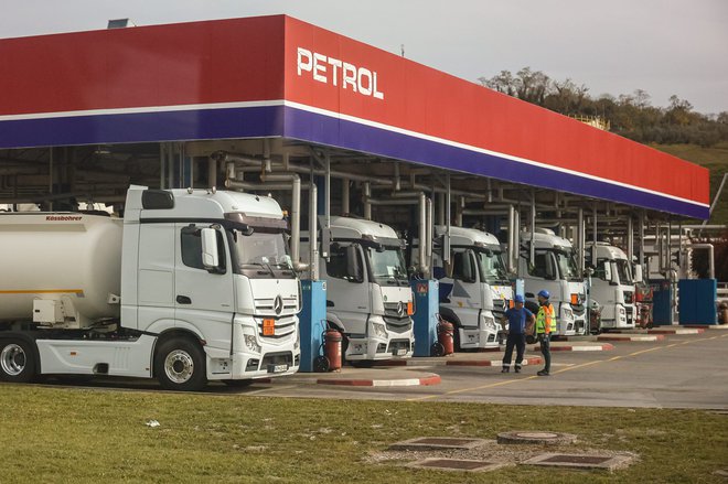 Ker v Sloveniji nimamo rafinerije, Petrol dobavlja energente prek skladišča derivatov v Serminu. FOTO: Črt Piksi/Delo
