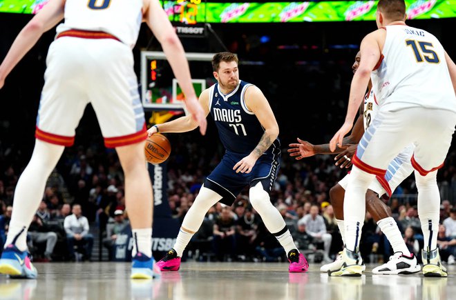 Luka Dončić pod budnim nadzorom košarkarjev Denverja v njihovi dvorani Ball Arena. FOTO: Ron Chenoy/USA&nbsp;Today Sports
