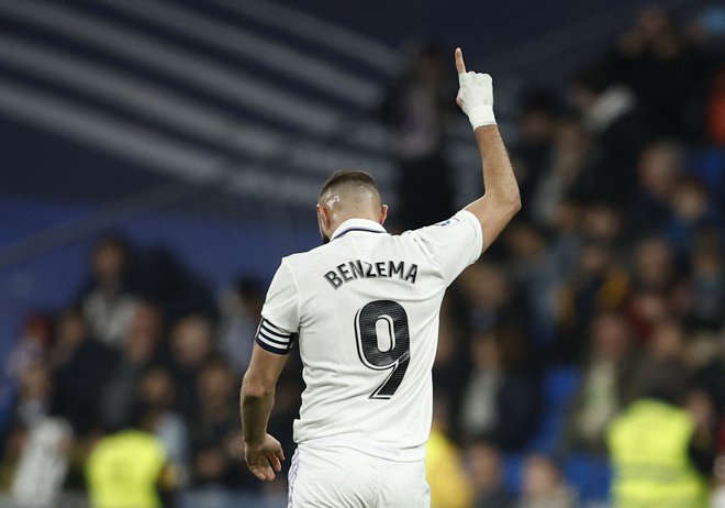 Karim Benzema proslavlja po tretjem golu Reala na tekmi z Elchejem. FOTO: Juan Medina/Reuters
