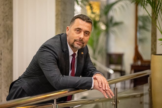 Goran Đurović, minister za turizem in gospodarski razvoj Črne gore, se kot ekonomist dobro zaveda nevarnosti prevelike gospodarske odvisnosti od turizma, kar bodo poskušali ublažiti tudi z energetskimi naložbami. Foto Črt Piksi
