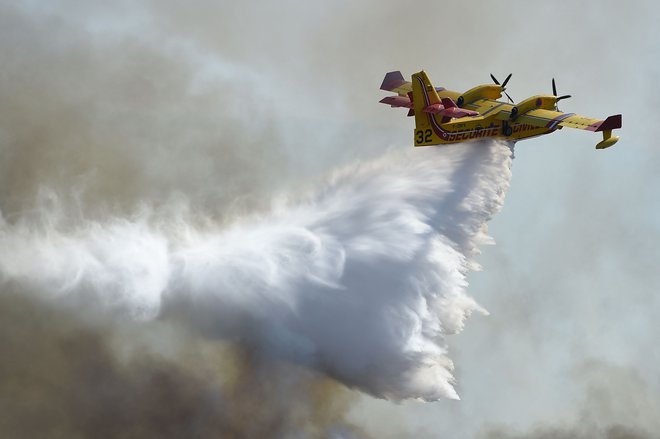 Za gasilka letala bo na voljo 20 milijonov evrov sredstev. FOTO: Sylvain Thomas/AFP
