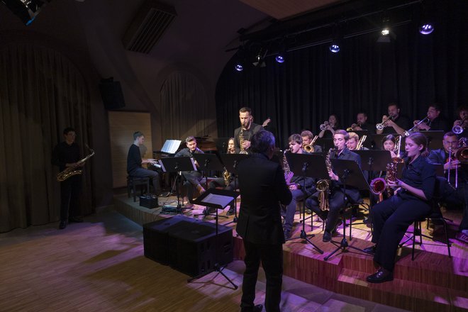 Skupnost študentov in profesorjev, ki so dihali jazz, se je okrepila z uspešnim delom Big banda UL AG z dirigentom Matejem Hotkom, ki je že nastopil v novem Klubu Kazina. FOTO: arhiv Akademije za glasbo
