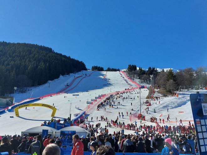 Prizorišče svetovnega prvenstva v alpskem smučanju že od prvega dne ob azurni modrini ponuja pravljično podobo. FOTO;&nbsp;Siniša Uroševič/Delo
