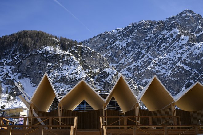 Paviljon sponzorja FIS svetovnih prvenstev ima trikotno lomljeno streho, ki koketira z gorami, pod katere je postavljena. FOTO: Matevž Peršin
