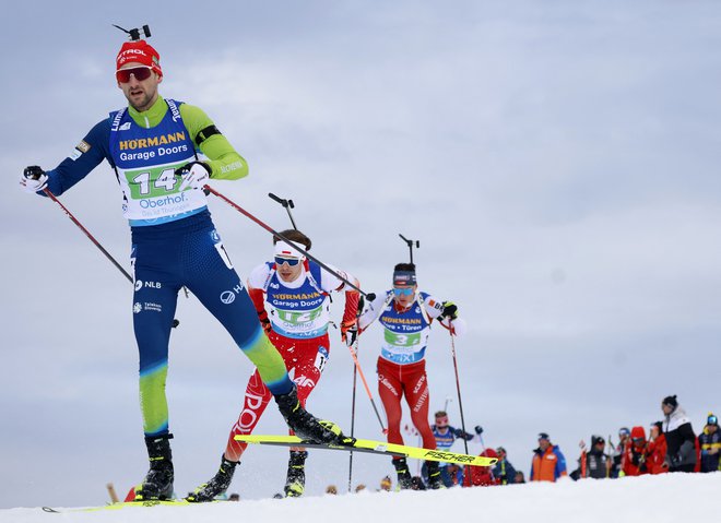 Jakov Fak (levo) med nastopom mešanih dvojic. FOTO: Lisa Leutner/Reuters
