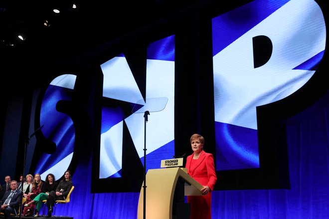 Vladajoča Škotska narodna stranka (SNP) je dan po odstopu Nicole Sturgeon začela uradne postopke za izbiro njenega naslednika. Foto: Russell Cheyne/Reuters
