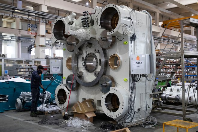 Proizvodnja sestavnih delov strojev za tlačno litje v Idrini tovarni v Lombardiji FOTO: Alessandro Garofalo/Reuters
