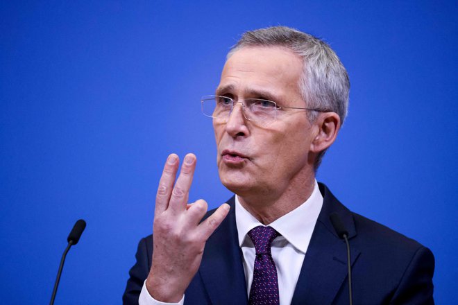 Jens Stoltenberg je med zasedanjem obrambnih ministrov na bruseljskem sedežu Nata članice pozval, naj povečajo tudi proizvodnjo streliva. FOTO: Kenzo Tribouillard/AFP
