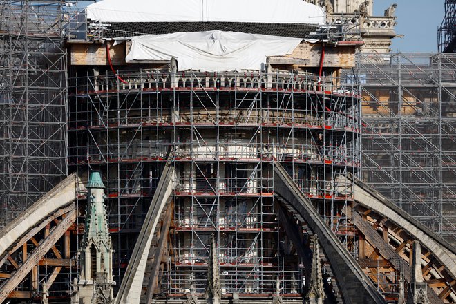 Cilj predsednika Emmanuela Macrona je odprtje obnovljene pariške katedrale do začetka olimpijskih iger julija prihodnje leto. FOTO: Gonzalo Fuentes/Reuters
