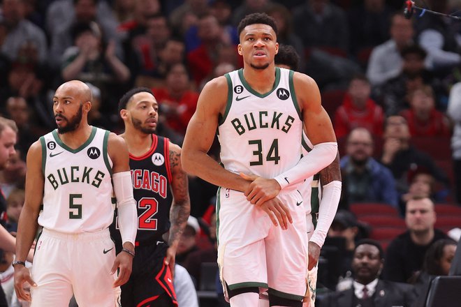 Milwaukee je že v drugi četrtini ostal brez prvega zvezdnika Giannisa Antetokounmpa, ki bo zaradi zvina zapestja najbrž tudi izpustil tekmo vseh zvezd ta konec tedna v Salt Lake Cityju. FOTO: Michael Reaves/AFP
