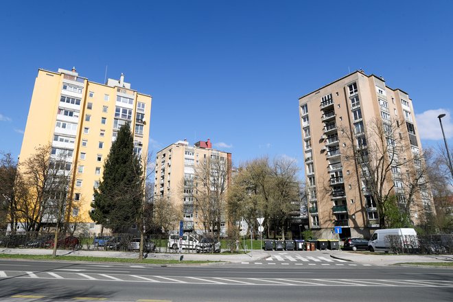 V maju in aprilu 2022 so na Streliški ulici in Roški cesti potekali zbori etažnih lastnikov s predstavitvami zaključne idejne zasnove protipotresne utrditve stolpnic ... FOTO MARKO FEIST
