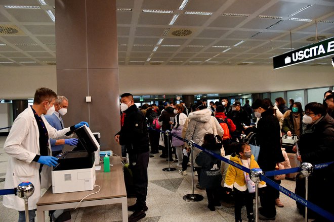 Potnike s Kitajske so v Evropi še pred dvema mesecema natančno pregledovali zaradi covida-19. FOTO: Jennifer Lorenzini/Reuters

