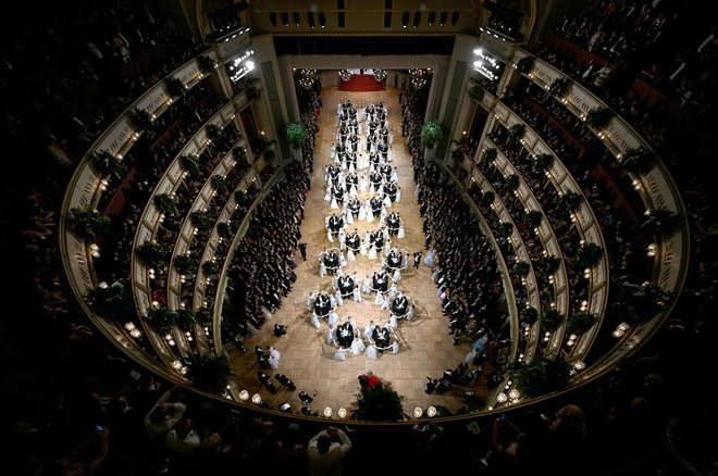 V Dunajski državni operi je bilo sinoči več kot pet tisoč gostov,  ki letos niso plačali le cene vstopnice, ampak tudi dobrih deset odstotkov solidarnostnega dodatka. FOTO: Helmut Fohringer/AFP
