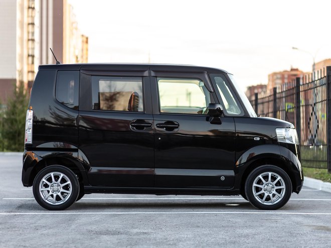 Honda N-box je uspešni japonski kei avtomobil, ki ima male mere in se na Japonskem&nbsp;zanj plača manj davka. Pojavi pa se tudi v kaki sosednji državi FOTO: Shutterstock
