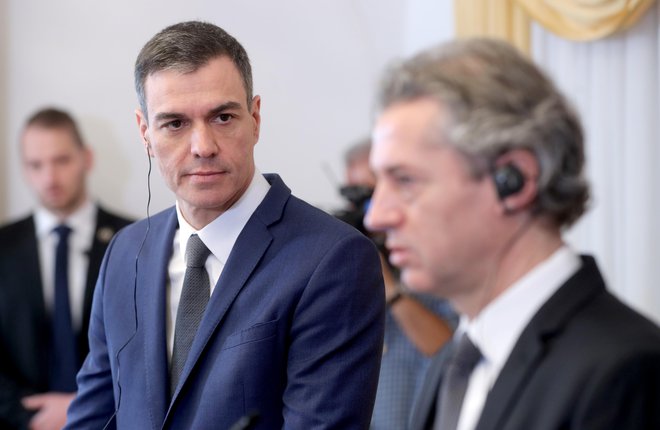 Španski premier Pedro Sánchez in predsednik vlade Robert Golob na Brdu pri Kranju. FOTO: Blaž Samec/Delo
