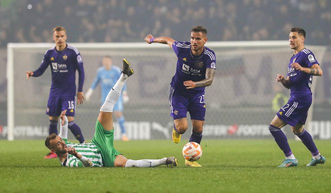 Poln Ljudski vrt, to je najboljša napoved za spektakularni veliki derbi, ki ga bo prvič igral tudi največji zvezdnik 1. SNL Josip Iličić. FOTO: Matej Družnik/Delo
