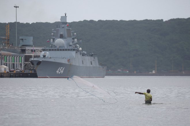 Pred načrtovanimi vojaškimi vajami, ki jim opozicija nasprotuje.&nbsp;FOTO: Rogan Ward/Reuters
