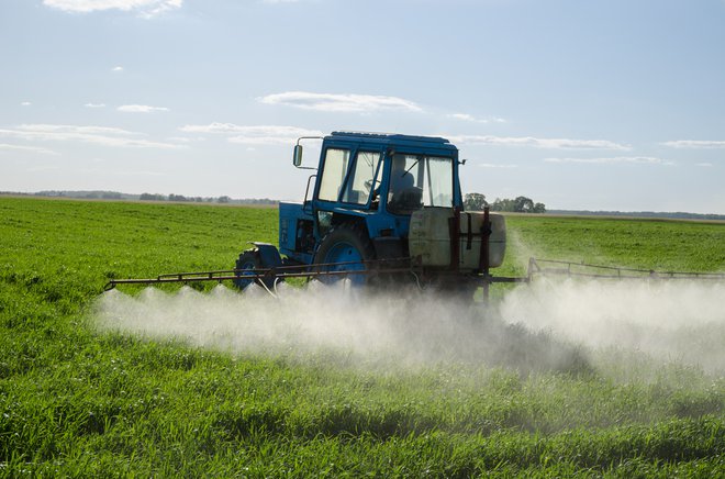 Zaostritev evropske zakonodaje o uporabi pesticidov bi v Sloveniji povzročila opuščanje kmetijske dejavnosti na nekaterih območjih, so se vrstila opozorila. FOTO: Shutterstock
