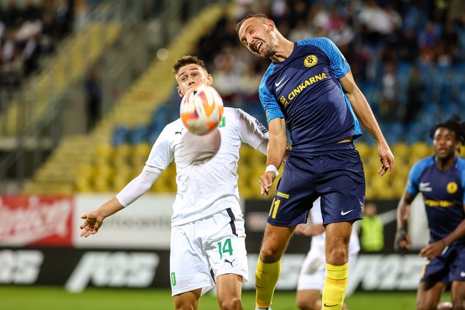 Eden od najbolj izkušenih igralcev v 1. SNL Denis Popović (desno) je v Sežani dosegel prvi gol, a na koncu so se točke bolj veselili v domačem taboru. FOTO: Črt Piksi/Delo
