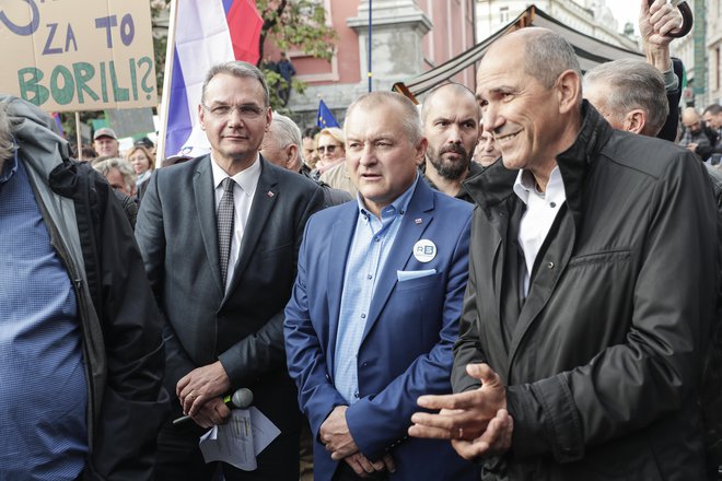 Predsednika SDS Janez Janša in Nove ljudske stranke (NLS) Franc Kangler. Fotografija je bila posneta na protestu Rešimo Slovenijo oktobra 2019. FOTO: Uroš Hočevar/Delo
