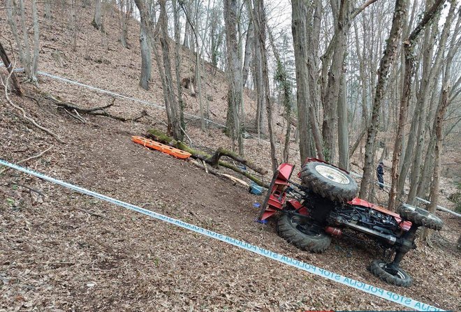 Domačinu pod traktorjem ni bilo pomoči. FOTO: Pgd Steklarna Rogaška Slatina
