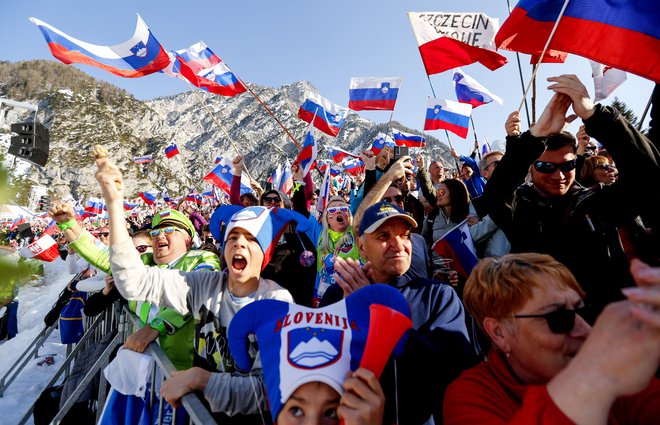 V Planici bodo vihrale slovenske zastave v podporo našim skakalcem, tekačem in kombinatorcem. FOTO:&nbsp;Matej Družnik
