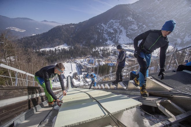 Ob včerajšnjem sončnem dnevu so morali na planiških skakalnicah dodatno zaščititi zaletne smučine. FOTO: Leon Vidic
