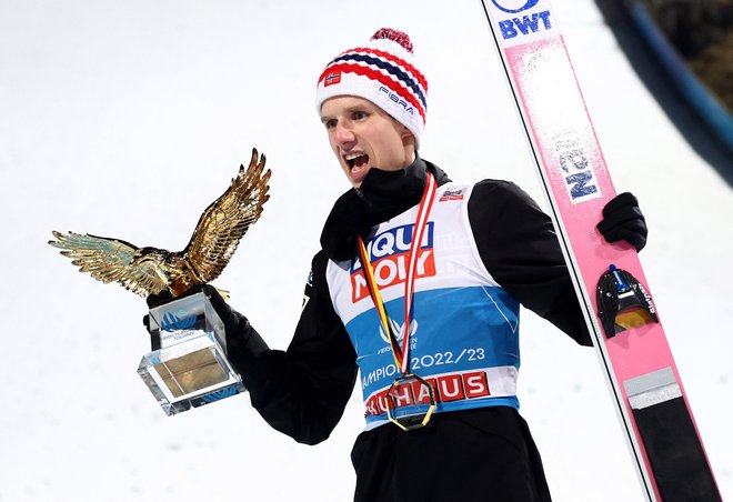 Norvežan je po zmagi na zadnji novoletni turneji od veselja tudi sam kar poletel, tako kot nagrada zlati orel. FOTO: Lisi Niesner/Reuters
