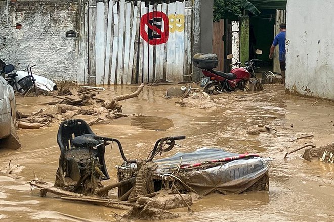 Guverner São Paula Tarcisio de Freitas je razglasil izredne razmere v petih najhuje prizadetih priobalnih mestih. FOTO: Nelson Almeida/AFP
