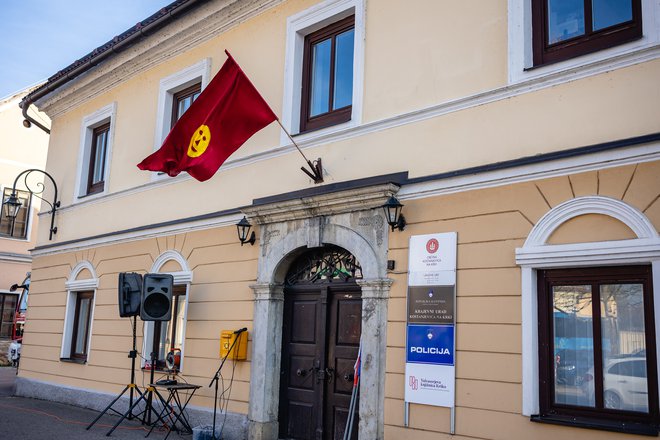 Na občinski zgradbi je zaplapolala pustna zastava. FOTO: Črt Piksi/Delo
