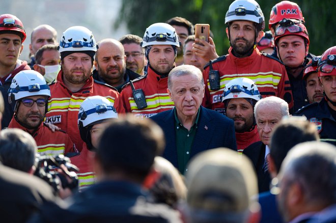 Recep Tayyip Erdoğan med reševalci v najbolj prizadeti provinci Hatay. FOTO:&nbsp;Yasin Akgul/AFP
